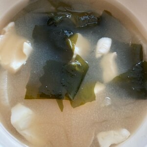 舞茸と豆腐とわかめのお味噌汁